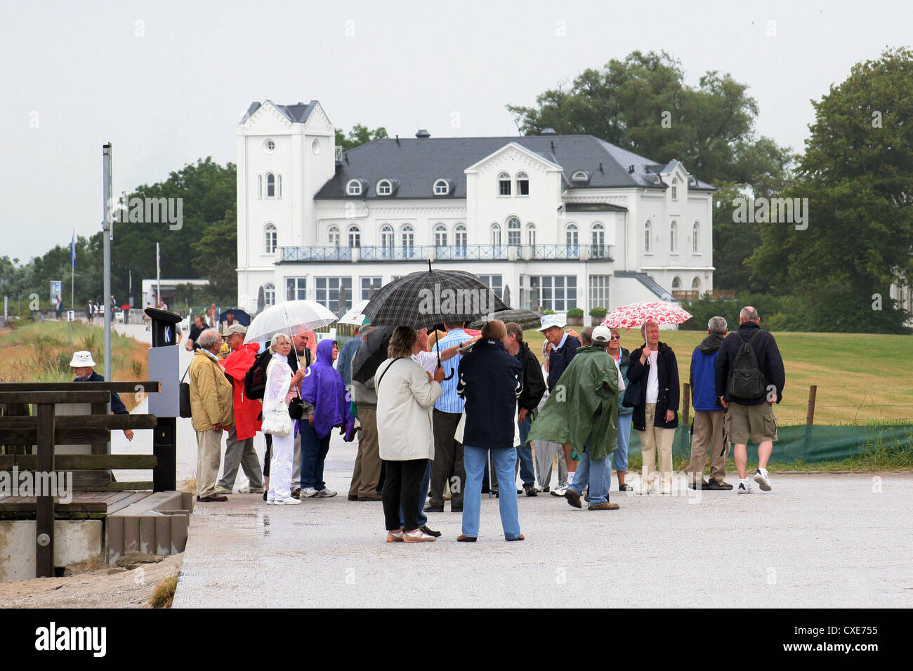 Heiligendamm, grupo de turistas en frente del restaurante residencia Foto de stock