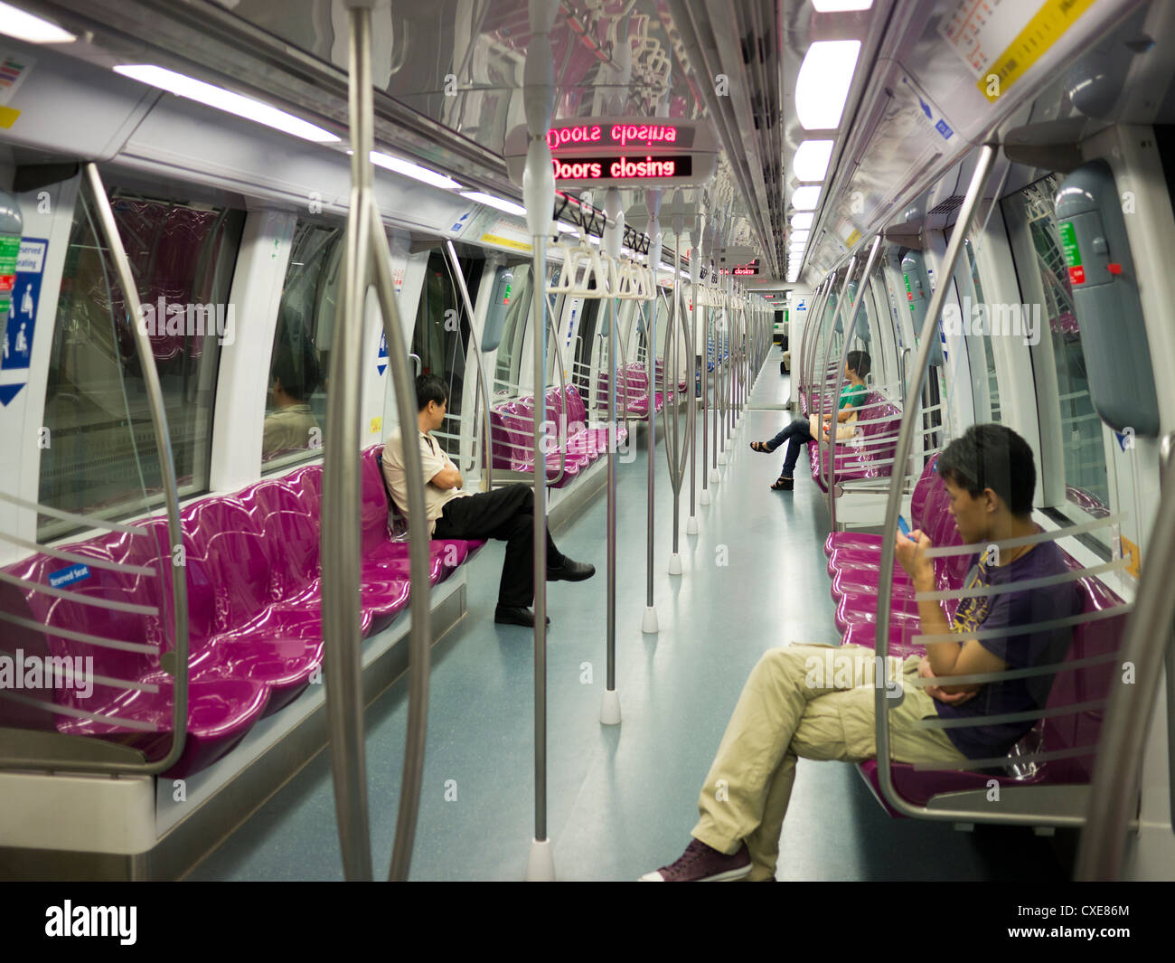 Mass Rapid Transit (MRT) el interior del carro, Singapur Foto de stock