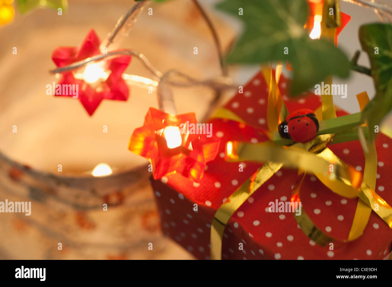 Regalo de Navidad envuelto festivamente Foto de stock