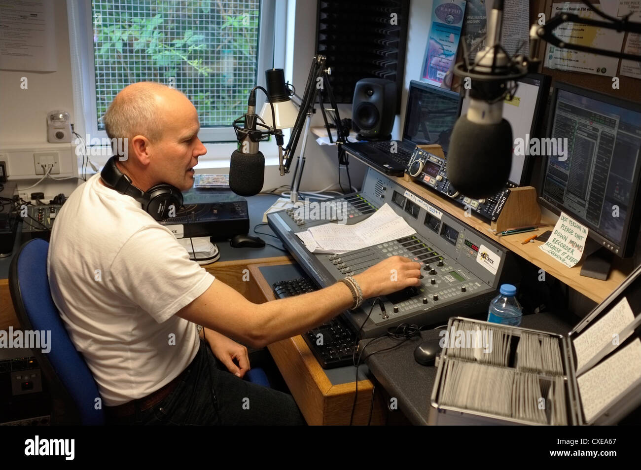 Un aficionado de DJ en la radio local de radiodifusión en Falmouth, Cornwall. La estación es la fuente 96.1 FM Foto de stock