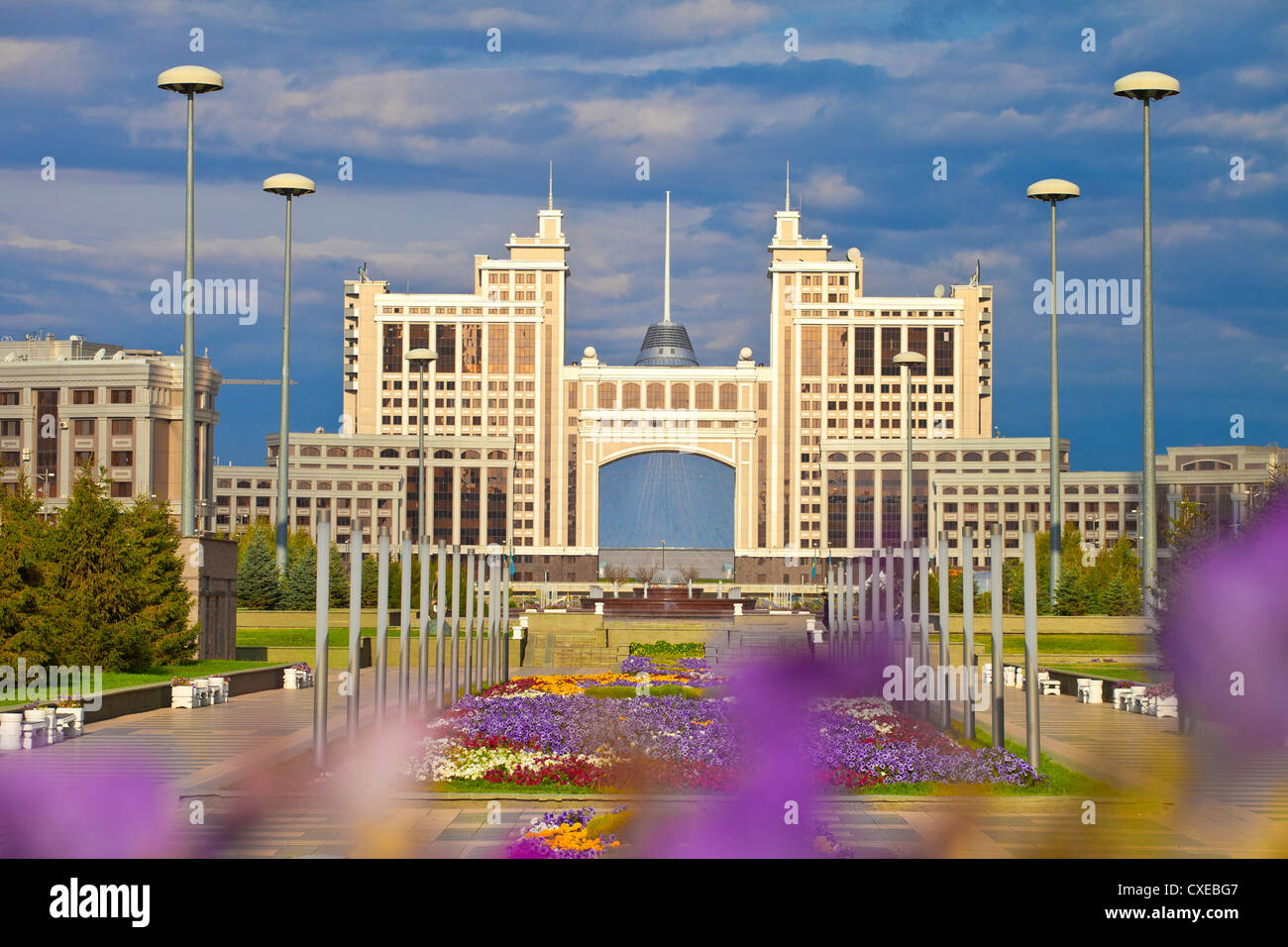 Edificio KazMunaiGas, con Khan Shatyr detrás del centro de compras y entretenimiento, Astana, Kazajstán Foto de stock