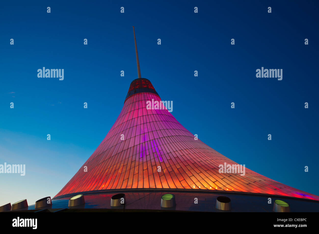 Khan Shatyr centro de compras y entretenimiento por la noche, Astana, Kazajstán, Asia Central, Asia Foto de stock