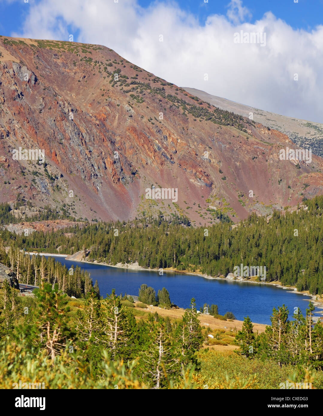 La enorme montaña roja y azul lago Tioga Foto de stock
