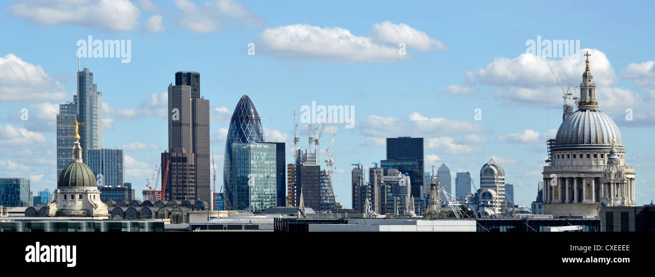 Paisaje urbano panorámico edificios de la ciudad de Londres incluyendo la Torre 42, Gherkin, Lloyds, Canary Wharf distante, y la Catedral de San Pablo Reino Unido Foto de stock