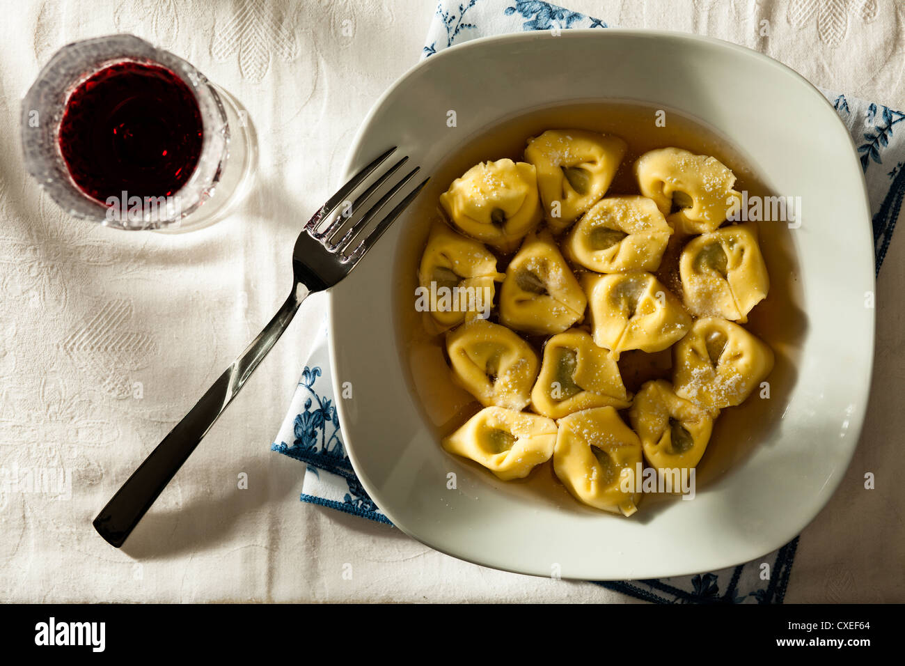 Tortellini en caldo, una tradicional receta Italiana, con vino tinto  Fotografía de stock - Alamy