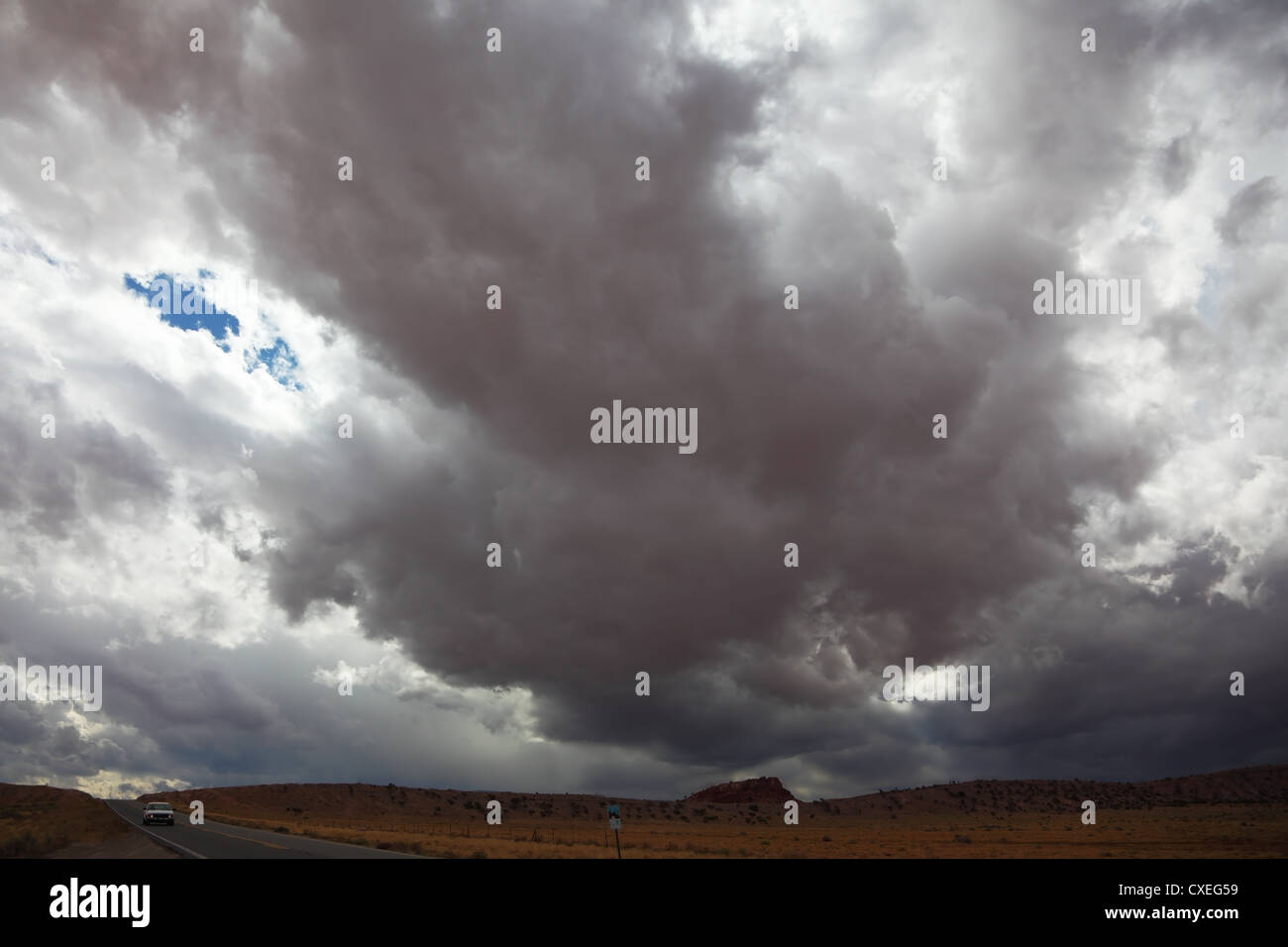 Una enorme nube oscura en la carretera Foto de stock