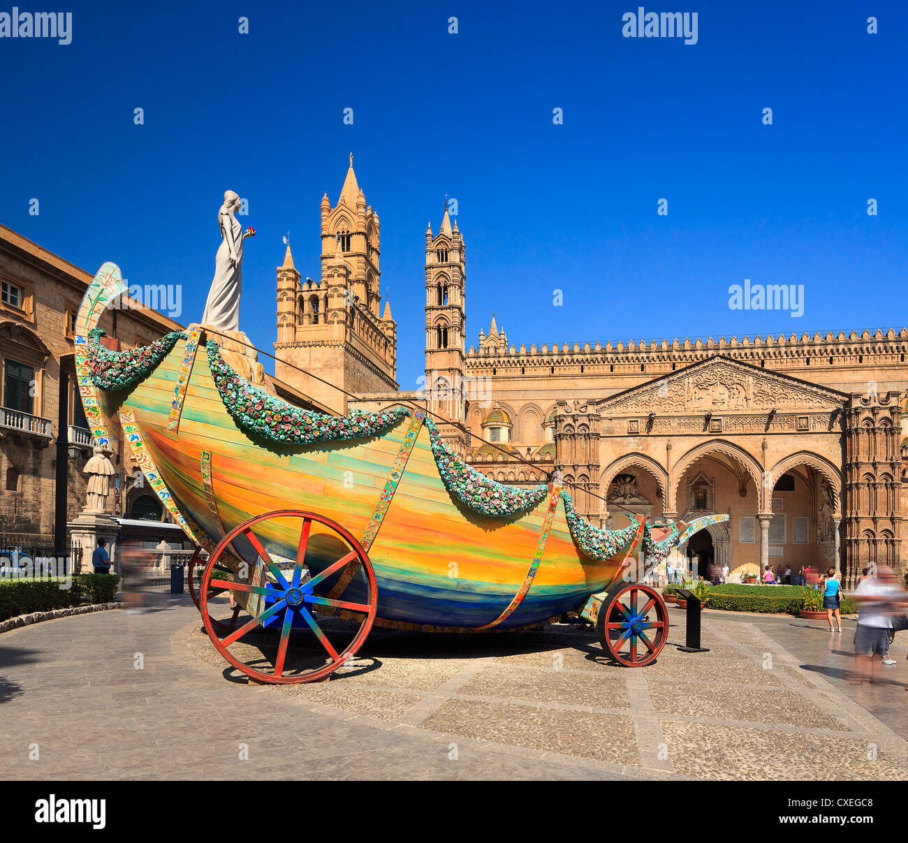 El coche de festino festival folclórico en la plaza de la catedral y antecedentes Foto de stock
