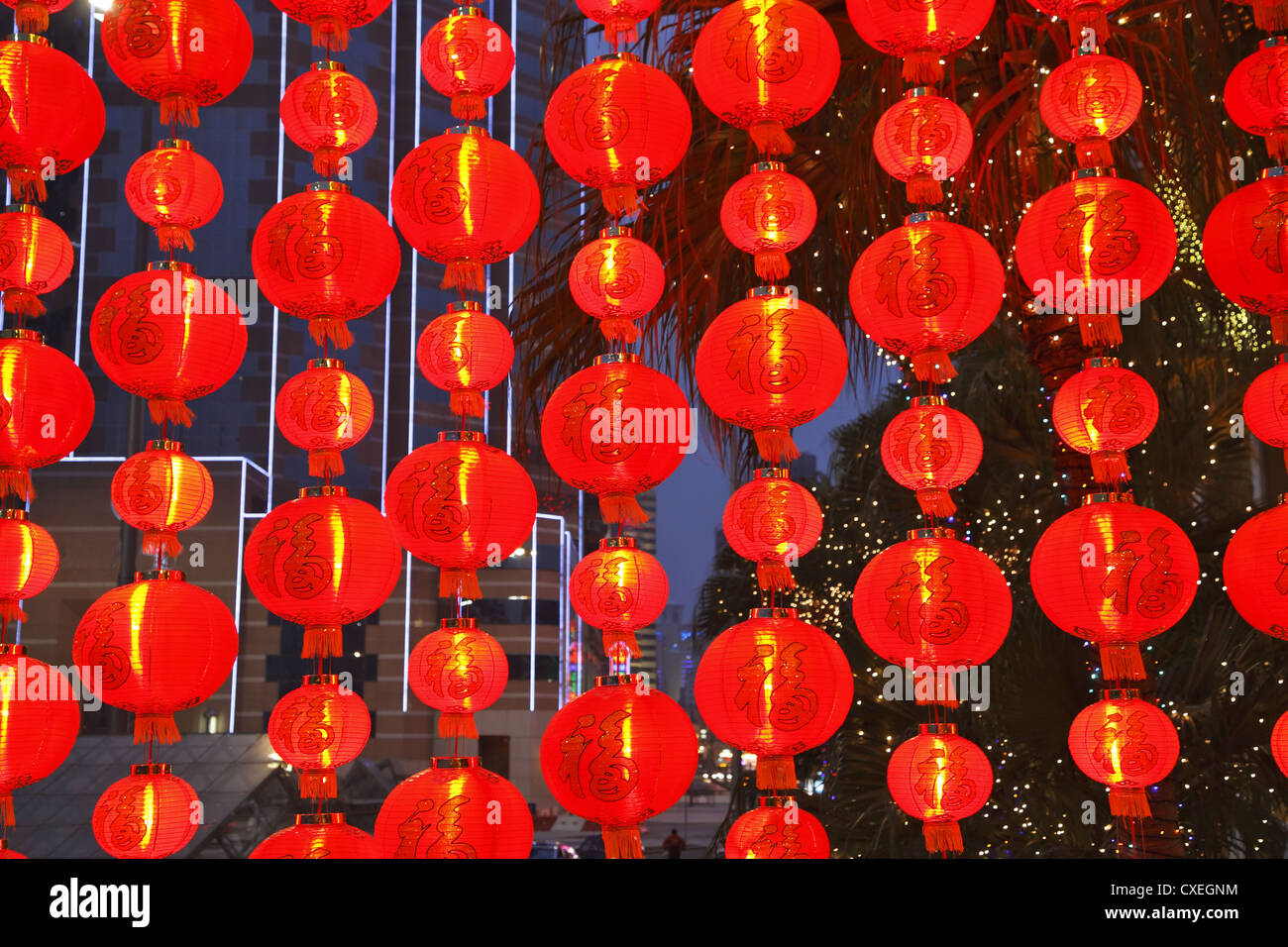 Las ornamentadas lámparas pequeñas rojas decorativas Foto de stock