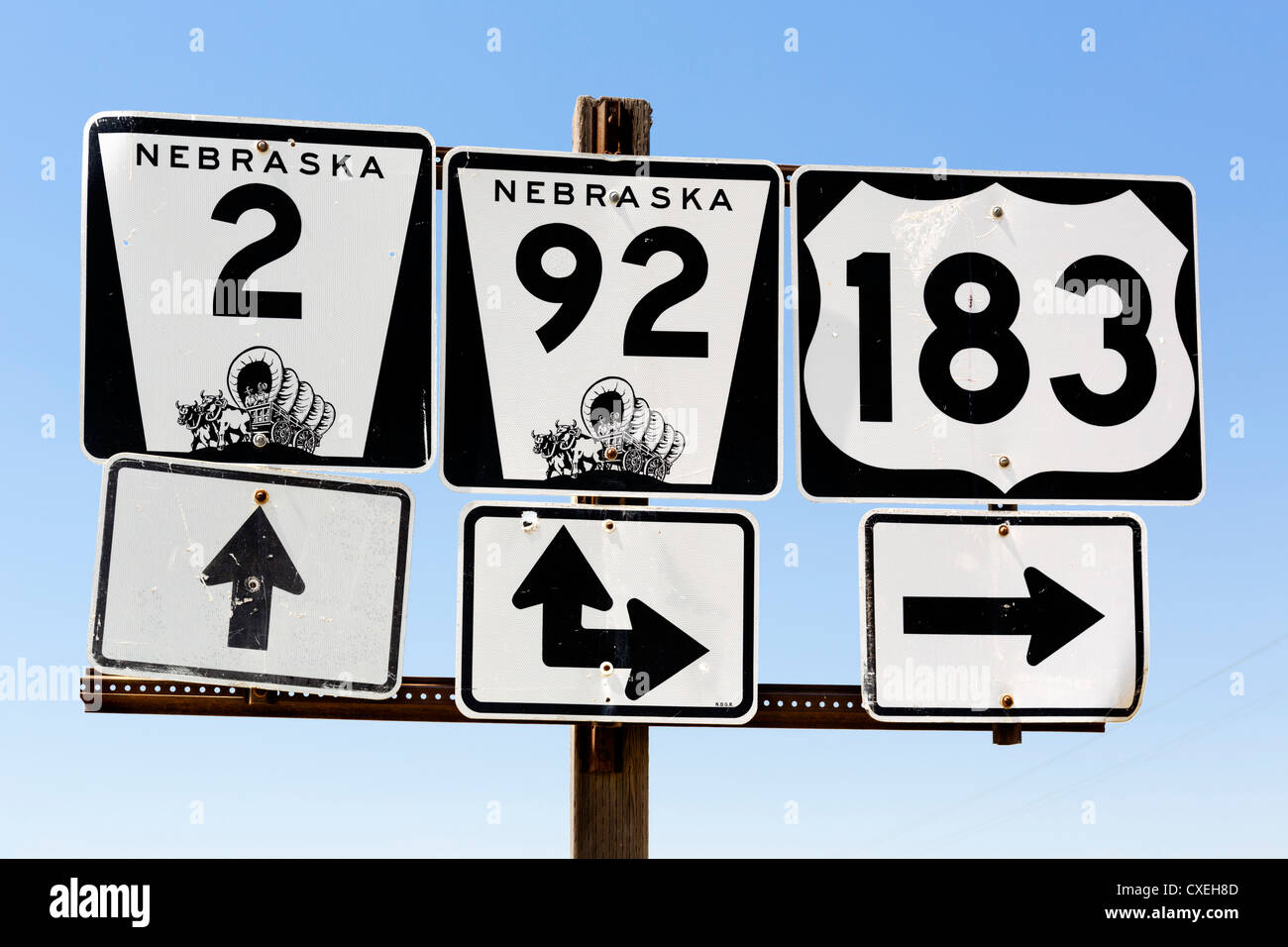 Señal de carretera en la porción occidental de la autopista NE 2, Nebraska, EE.UU. Foto de stock