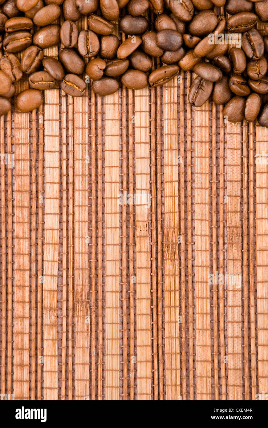 Los granos de café en el fondo de madera Foto de stock