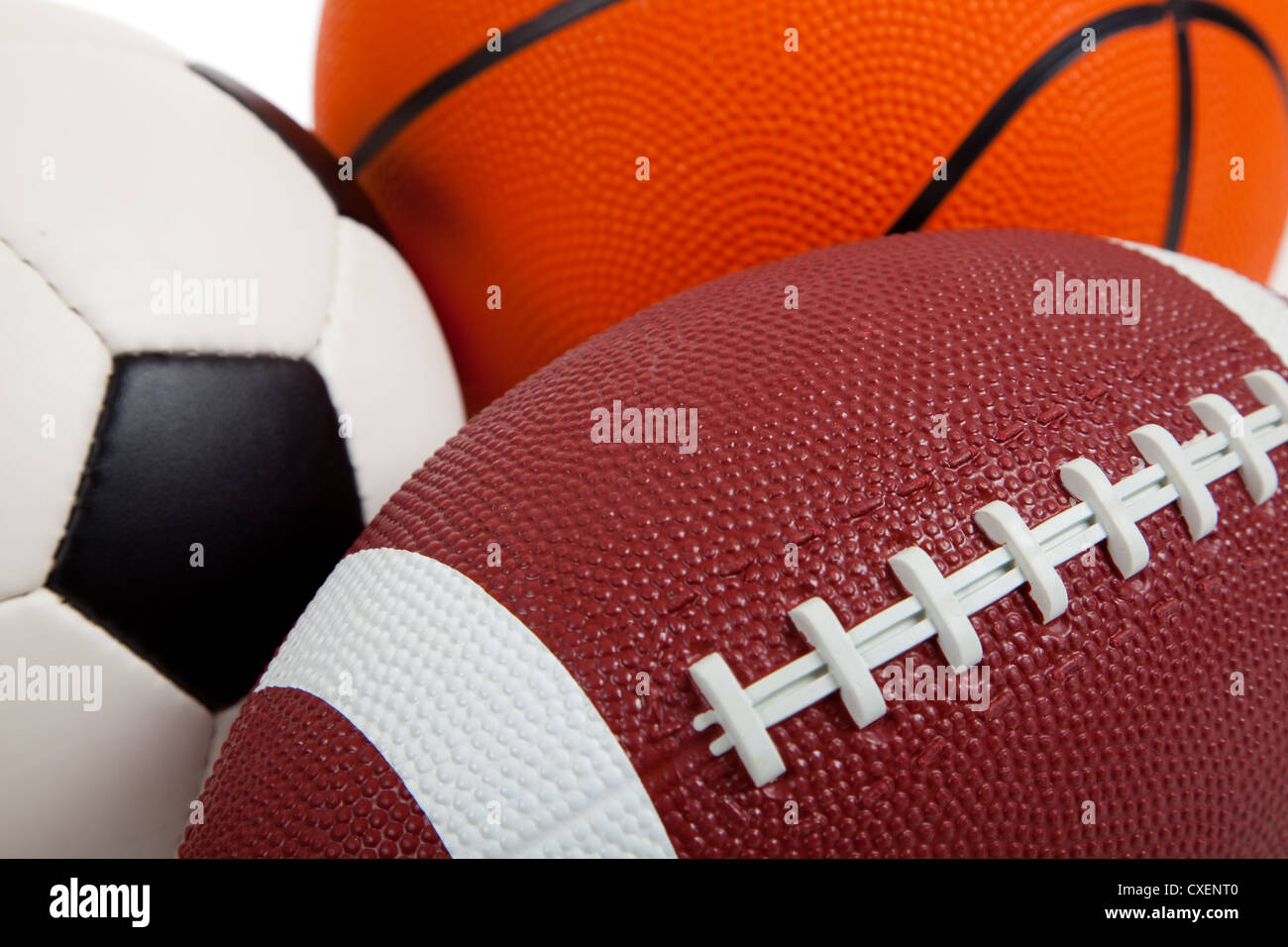 Surtido de balones deportivos o equipos, incluyendo un balón de fútbol, baloncesto, fútbol americano, y Foto de stock