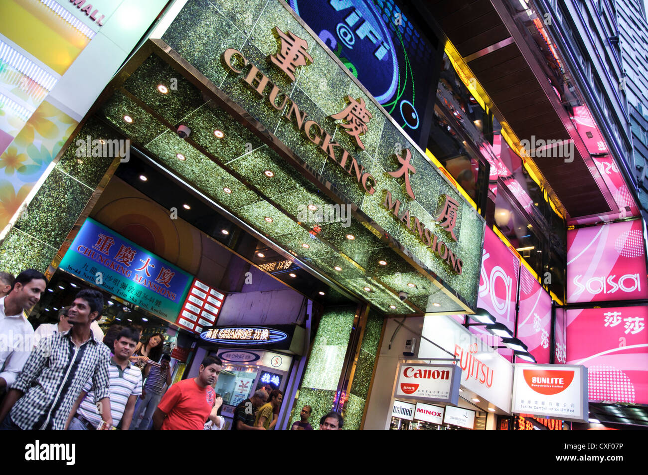 Chungking mansiones y firmar la entrada iluminada de noche, tst, Hong kong Foto de stock