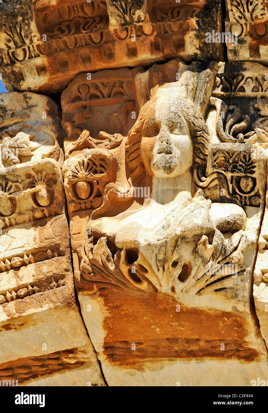 Keystone tallados en piedra y la parte superior del arco en el Patrimonio Mundial de la UNESCO, el sitio arqueológico de Éfeso, Turquía Foto de stock