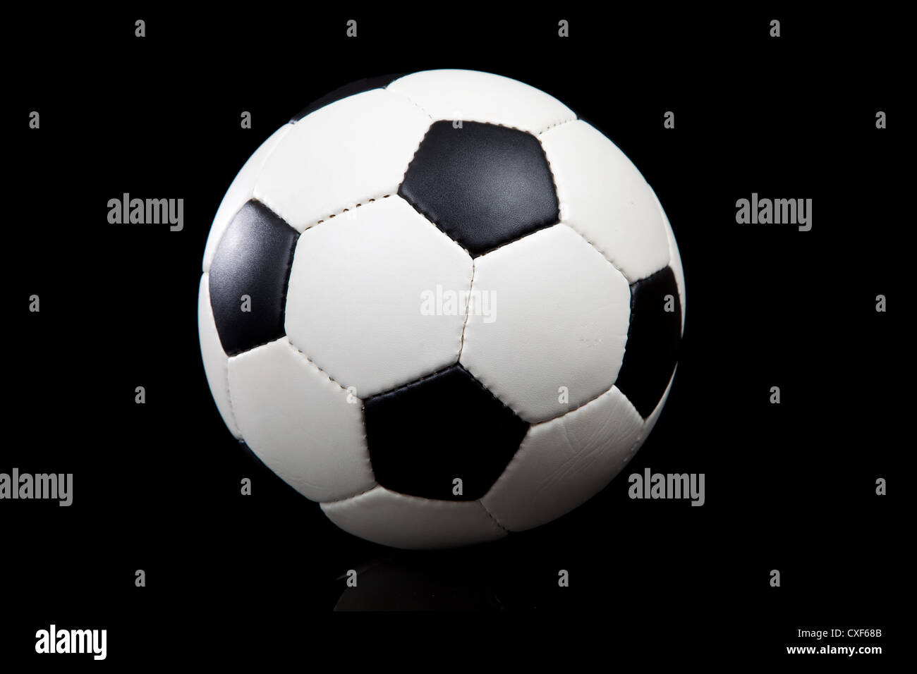 Balón de fútbol sobre un fondo negro Foto de stock
