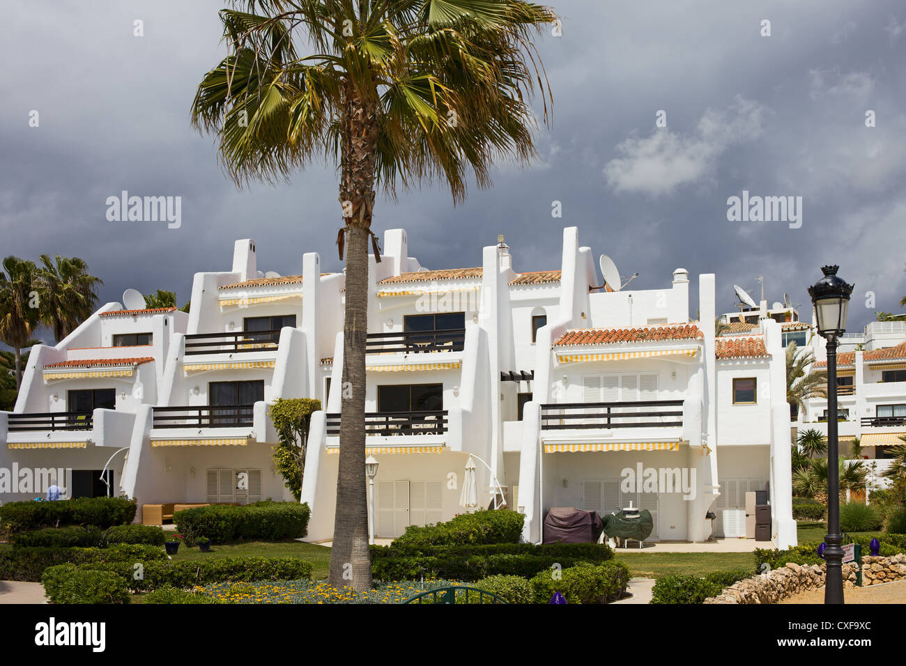 Nuevos edificios de apartamentos de estilo moderno en Marbella, Costa del Sol, Andalucía. Foto de stock