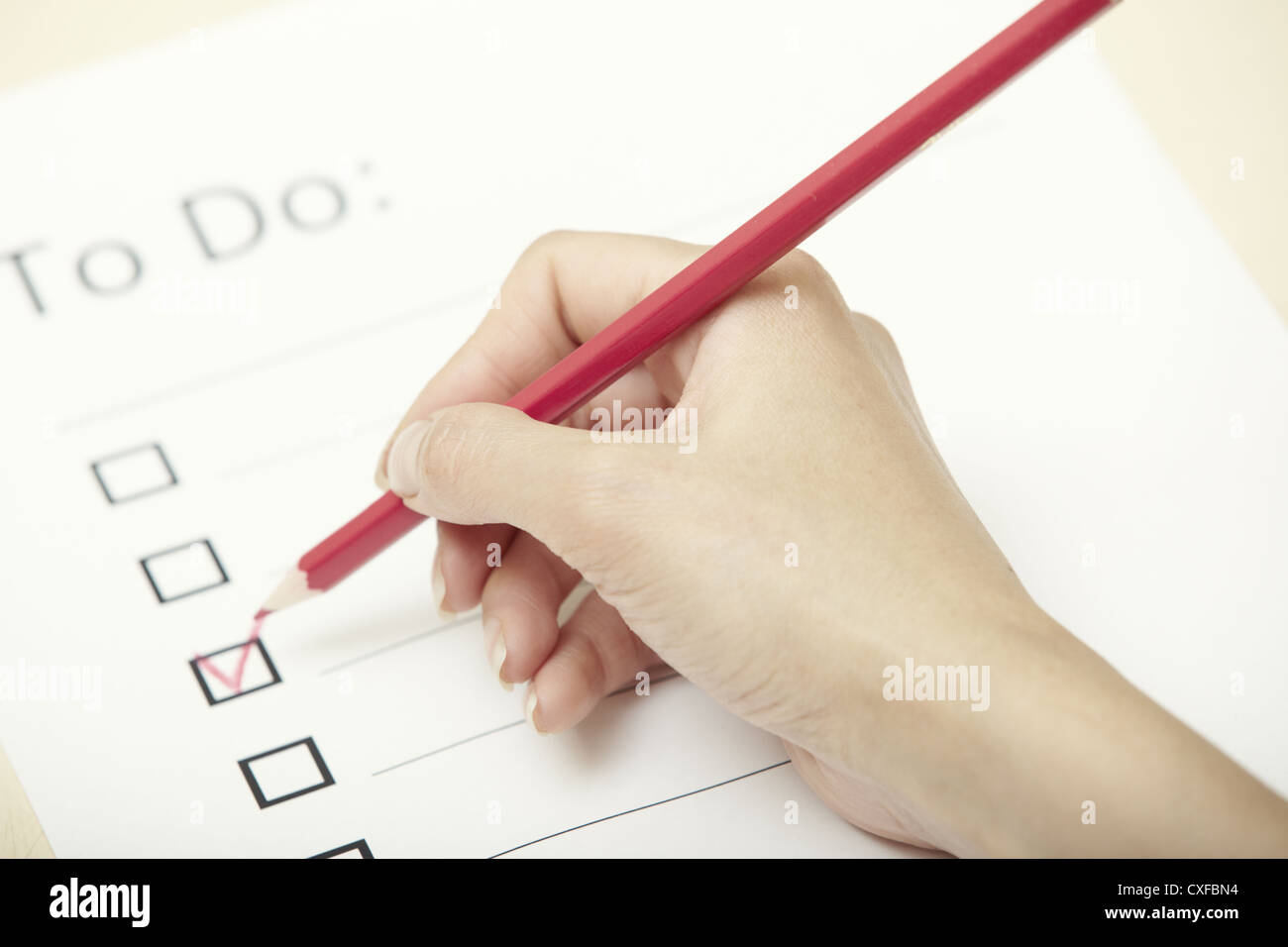 Derechos de escritura a mano en un checklist documento Foto de stock