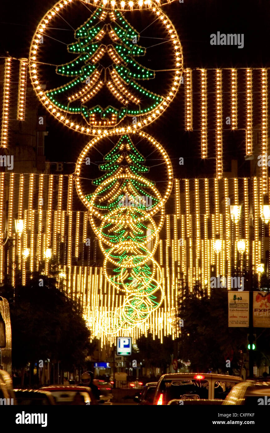 Las luces de Navidad calles Fuengirola Málaga Costa del Sol Andalucía  España iluminacion navideña calles Andalucia España Fotografía de stock -  Alamy