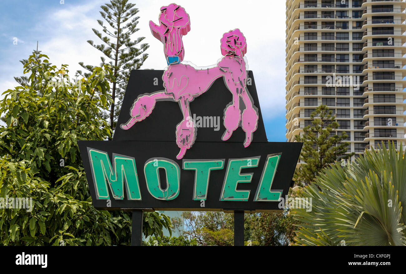 Pink Poodle Motel heritage-listed cartel de neón que reinstalarse en Surfers Paradise aunque Motel demolido desde hace mucho tiempo Foto de stock
