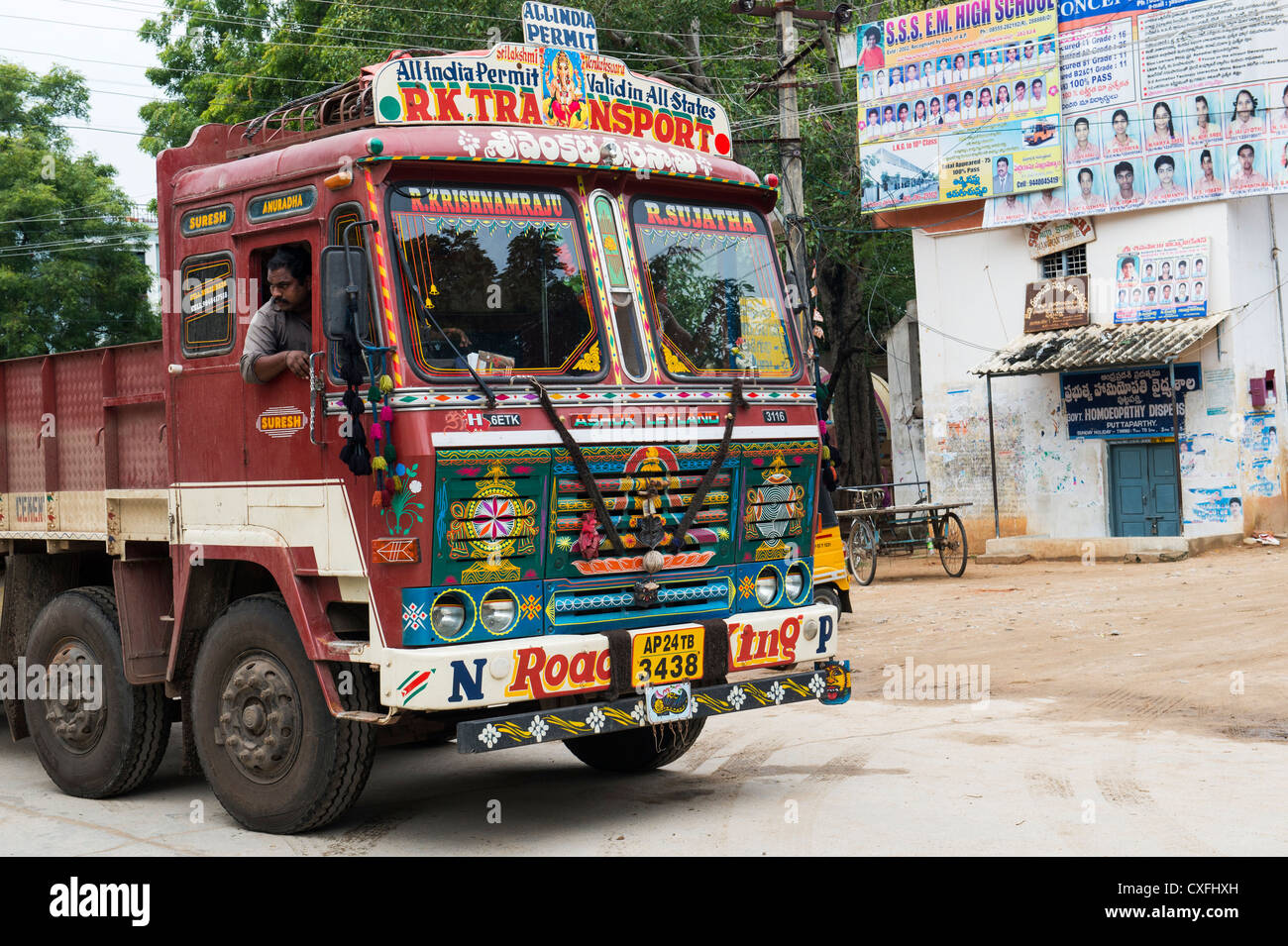 Camión de transporte de la India en la calle. Puttaparthi, Andhra Pradesh, India Foto de stock