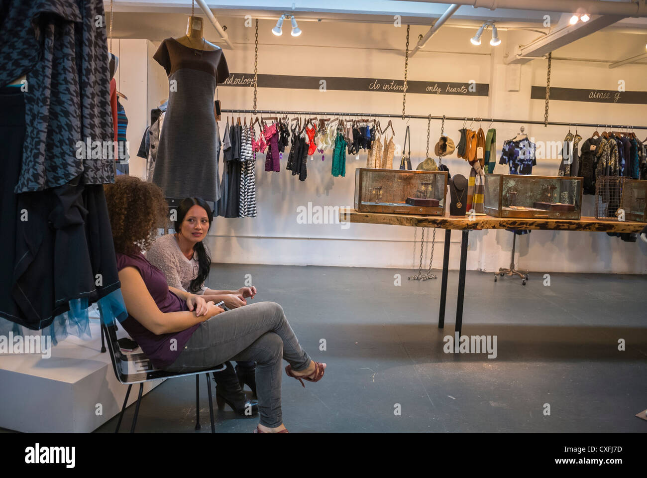 La Ciudad de Nueva York, NY, EE.UU., mujeres dentro de DUMBO, tienda de ropa de mujeres locales, 'tronco', Brooklyn, gentrificación de las zonas de la ciudad EE.UU Fotografía de stock