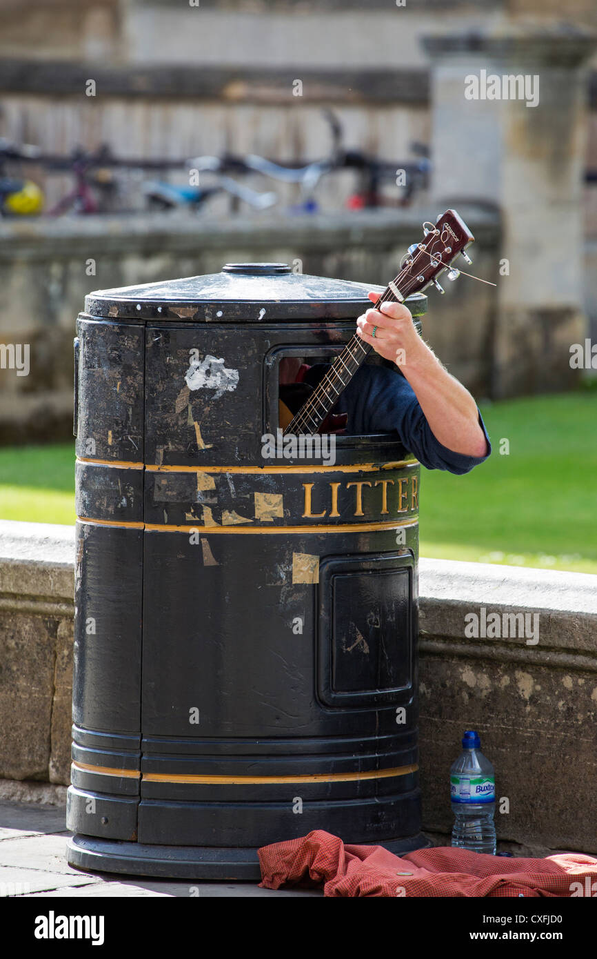 El guitarrista en papelera cerca de King's College de Cambridge Foto de stock