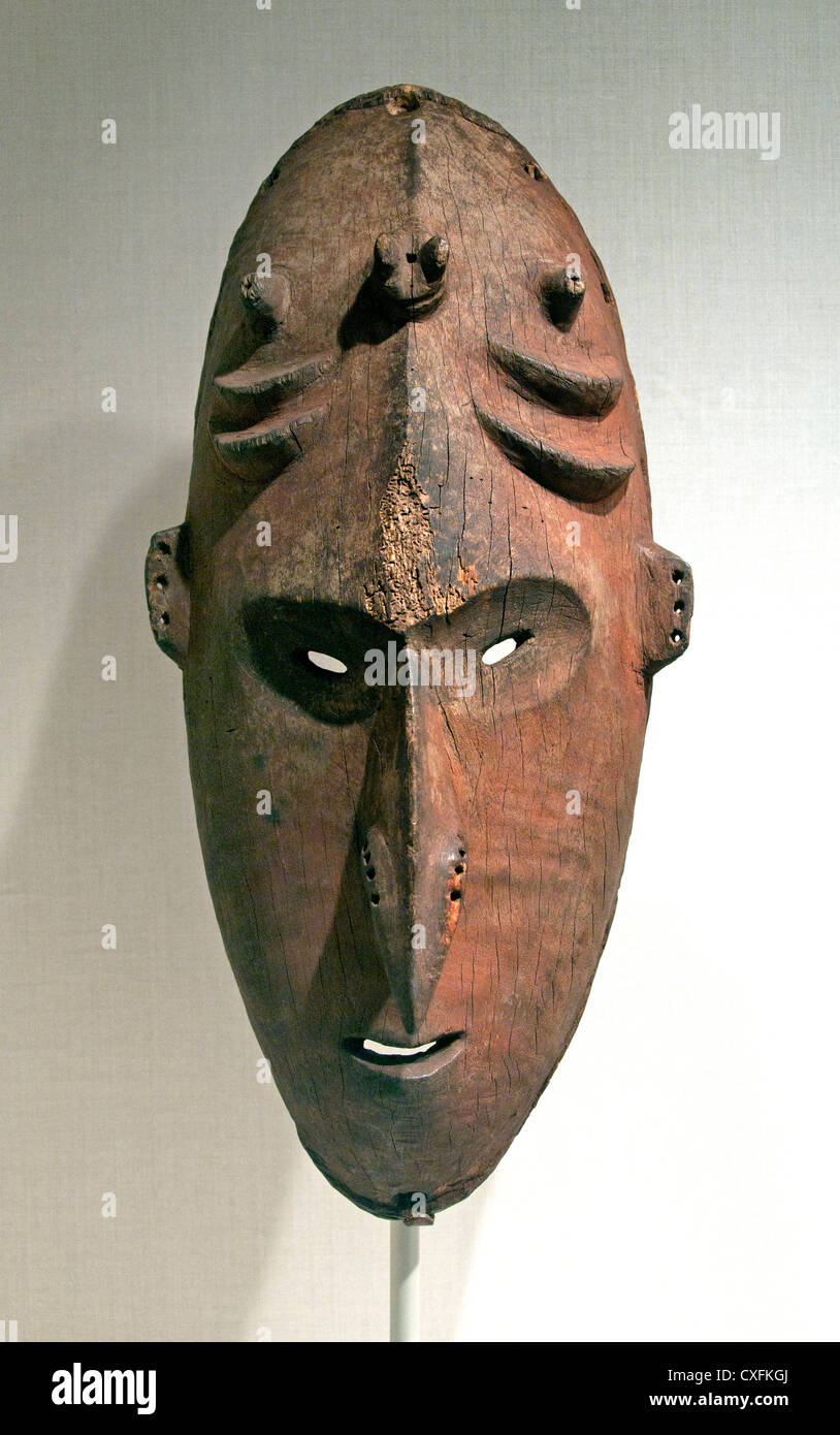 Máscara de Sepik inferior 19 principios del 20 siglo, Papua Nueva Guinea Murik Lagos Karau aldea río Sepik Lagos Murik inferior de 48,9 cm. Foto de stock