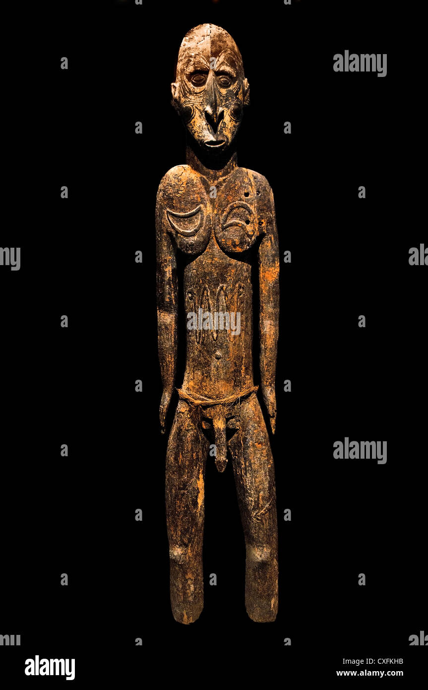 Ancestro figura del siglo XIX Papua Nueva Guinea aldea Yamok Sepik Oriental Oriente río Sepik Sawos gente madera 182 cm. Foto de stock