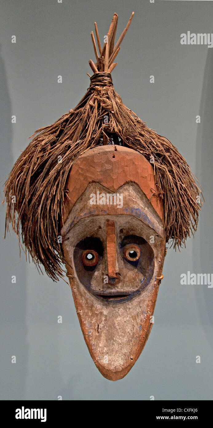 Máscara Lor a finales del siglo xix, Papua Nueva Guinea, Nueva Bretaña pintura de madera de 66 cm de fibra Foto de stock