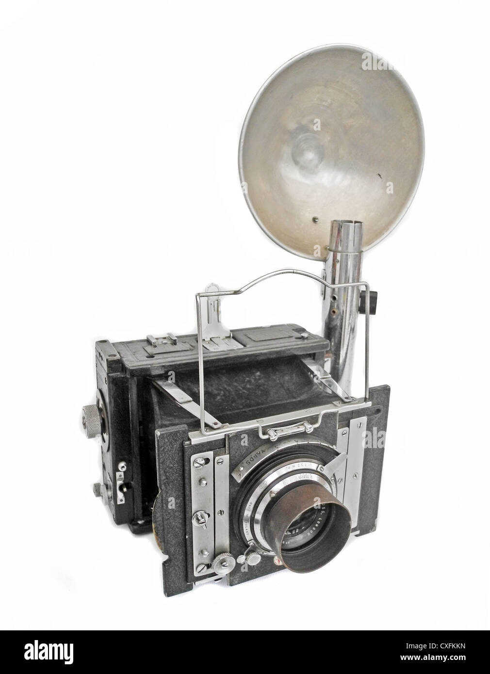 Cámara analógica de época con luz de flash manual aislada sobre blanco  fondo con trazado de recorte Fotografía de stock - Alamy
