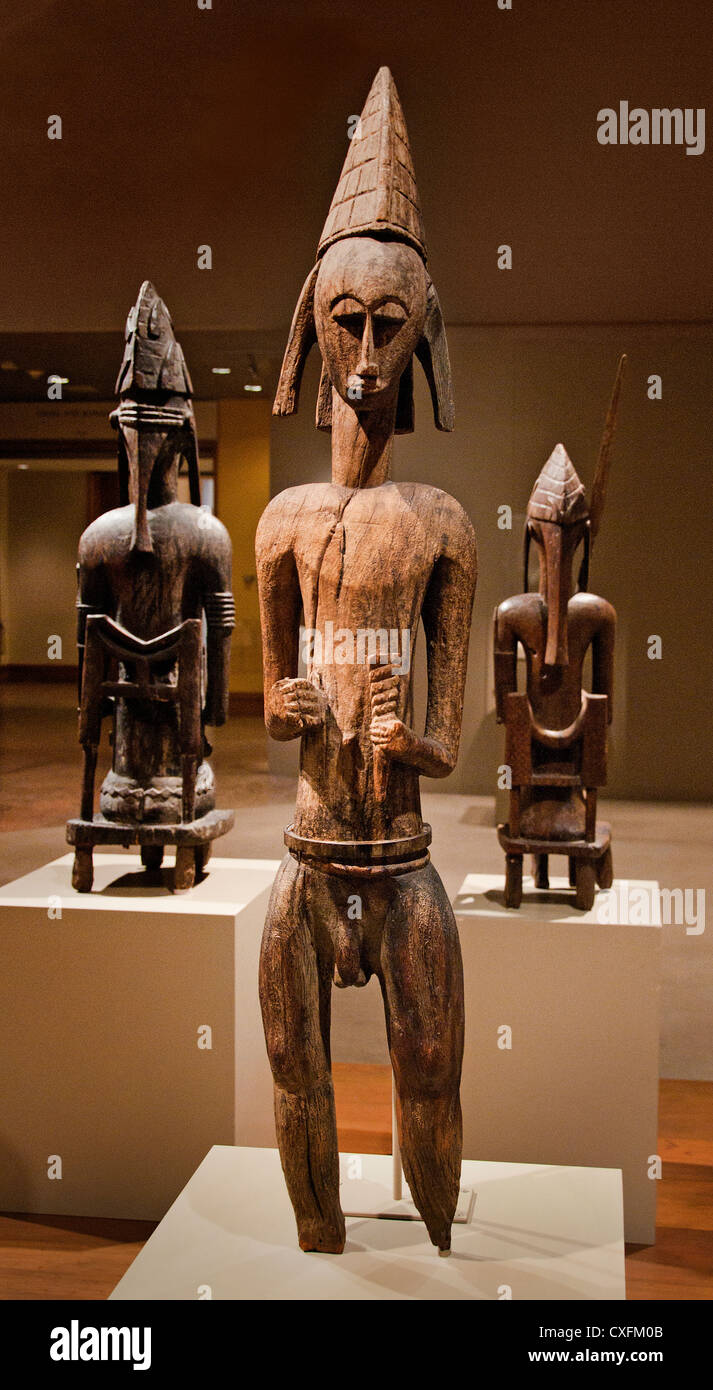 Figura sosteniendo un cuerno animal macho 15th-29th century Malí Bougouni o pueblos Bamana Dioïla Región África Foto de stock