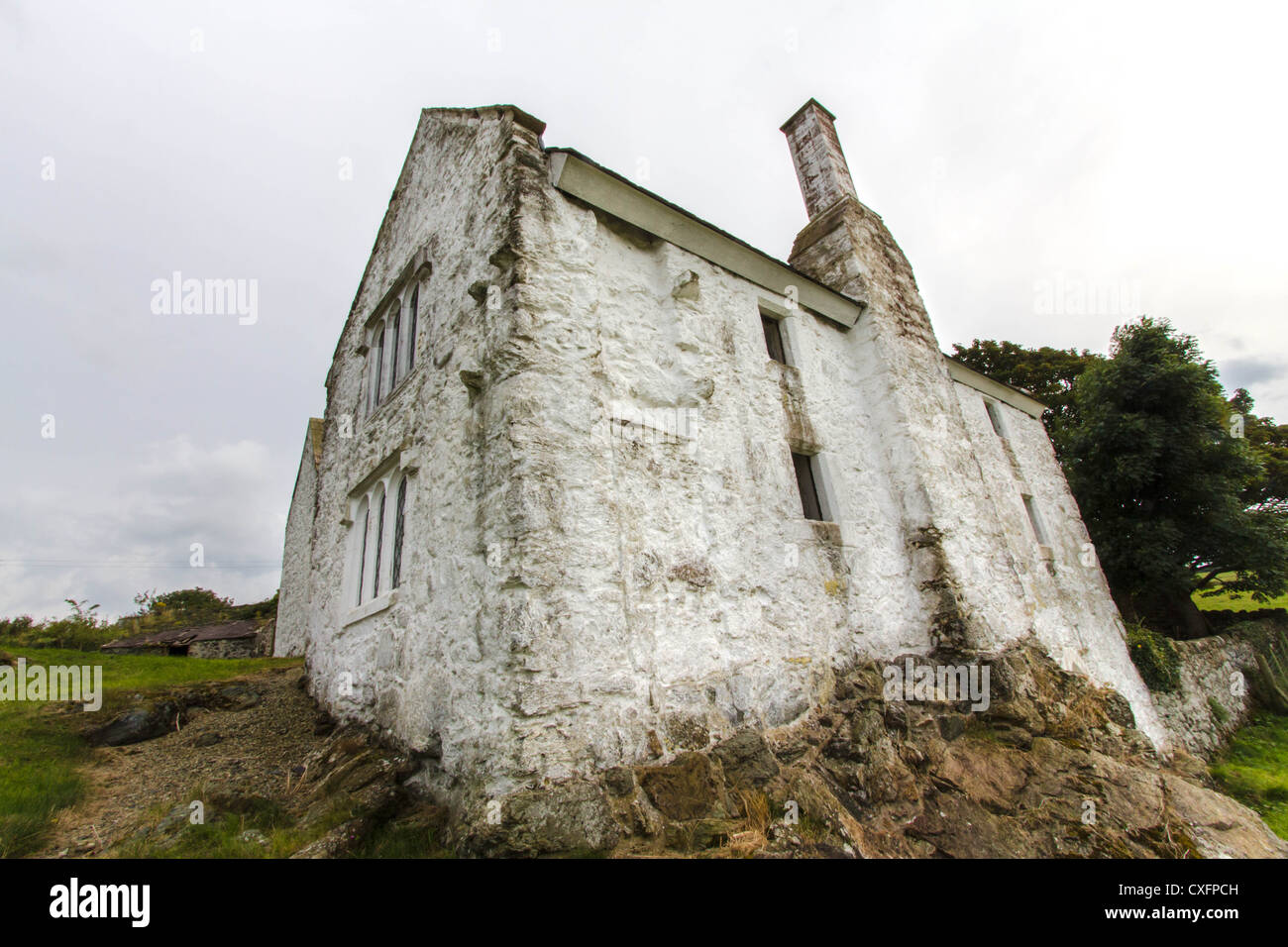 Salón de casa, galés medieval Neuadd Hafoty, Isla de Anglesey atendidos por CADW y abierto al público en raras ocasiones. Foto de stock