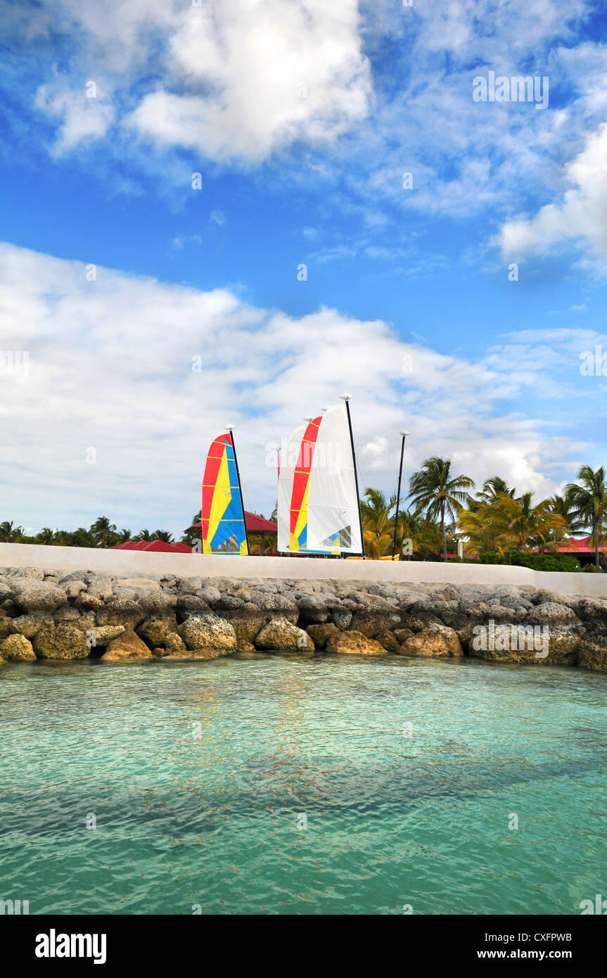 Resort tropical al borde del agua en las Bahamas Foto de stock