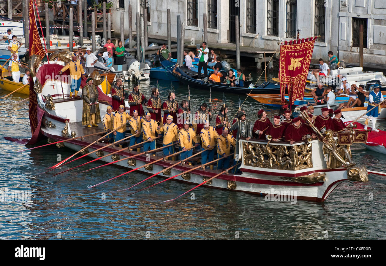 Con trompetistas jugando, el Bucintoro lidera la procesión de barcos históricos a lo largo del Gran Canal en Venecia, Italia, durante la Regata Storico anual Foto de stock