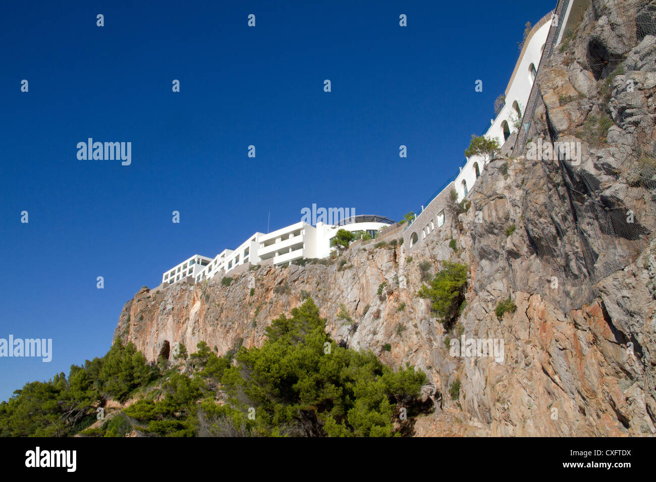 Hotel en Cliff rocas Soller Serra de Tramuntana ver Mallorca Baleares  España Europa Fotografía de stock - Alamy