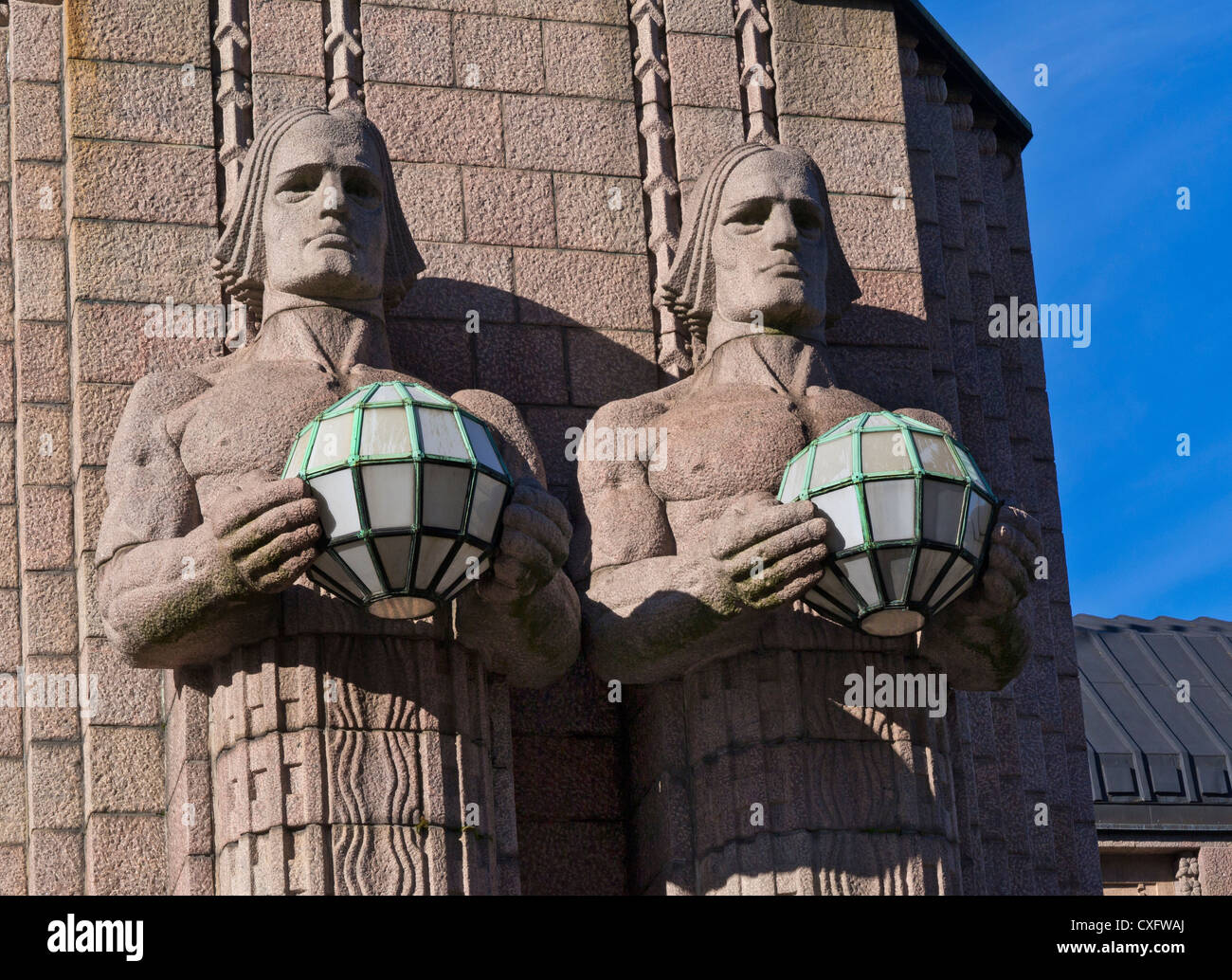 La estación central de Helsinki neoclásico figuras de piedra sosteniendo lámparas Finlandia Helsinki Foto de stock