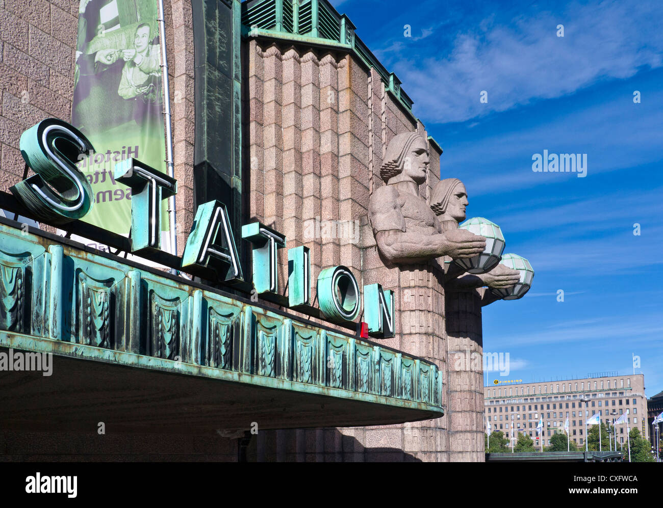 Alta vista del exterior de la estación central de ferrocarril de Helsinki con monumento neoclásico figuras de piedra sosteniendo lámparas Finlandia Helsinki Foto de stock