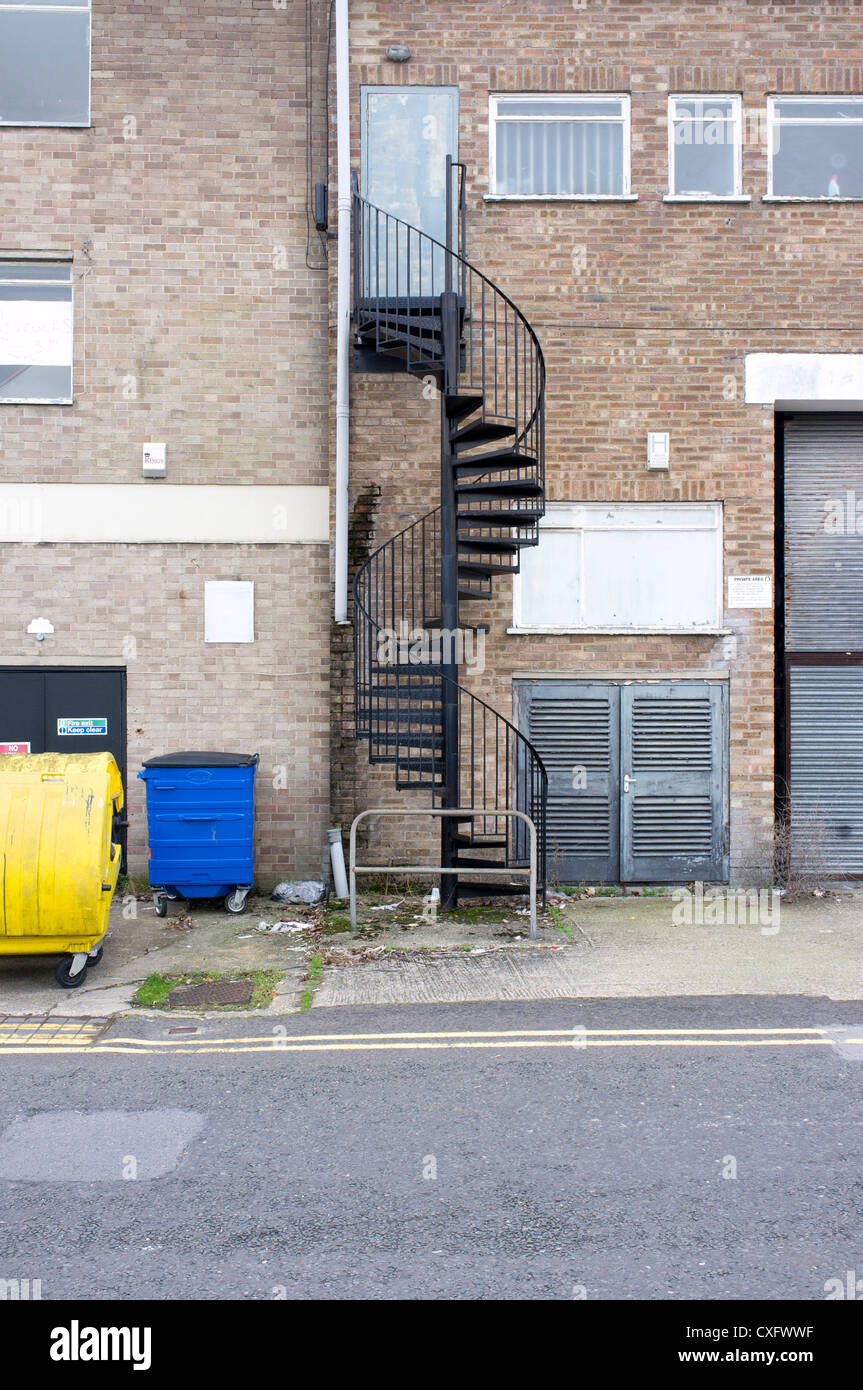 Escalera de caracol de metal de acero de escape en caso de incendio en un edificio industrial UK Foto de stock