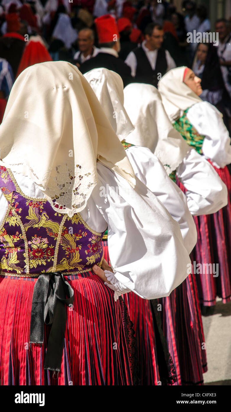 Las mujeres vestidas con el traje tradicional de Cerdeña en la fiesta religiosa Sagra del Redentore Nuoro Cerdeña Italia Foto de stock