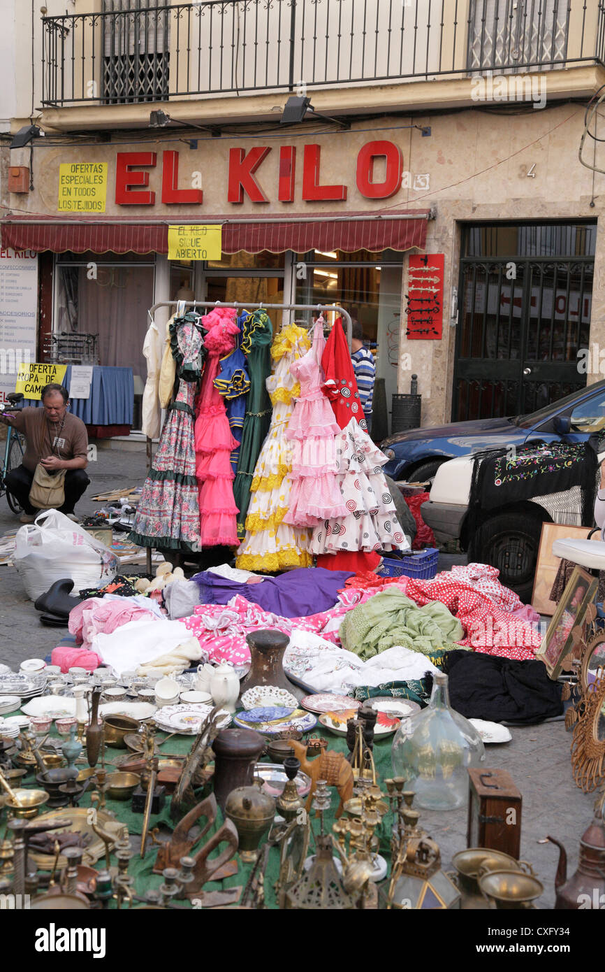 Trajes de flamenca de segunda mano en venta en un mercado de pulgas en el  barrio de la Macarena de Sevilla España El Kilo shop Fotografía de stock -  Alamy