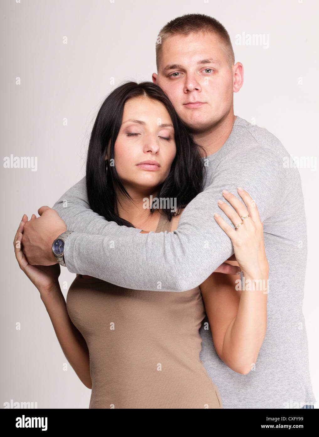 Abrazo Amoroso Retrato De Una Bella Joven Sonriente Pareja Feliz Aislado Fotograf A De Stock Alamy