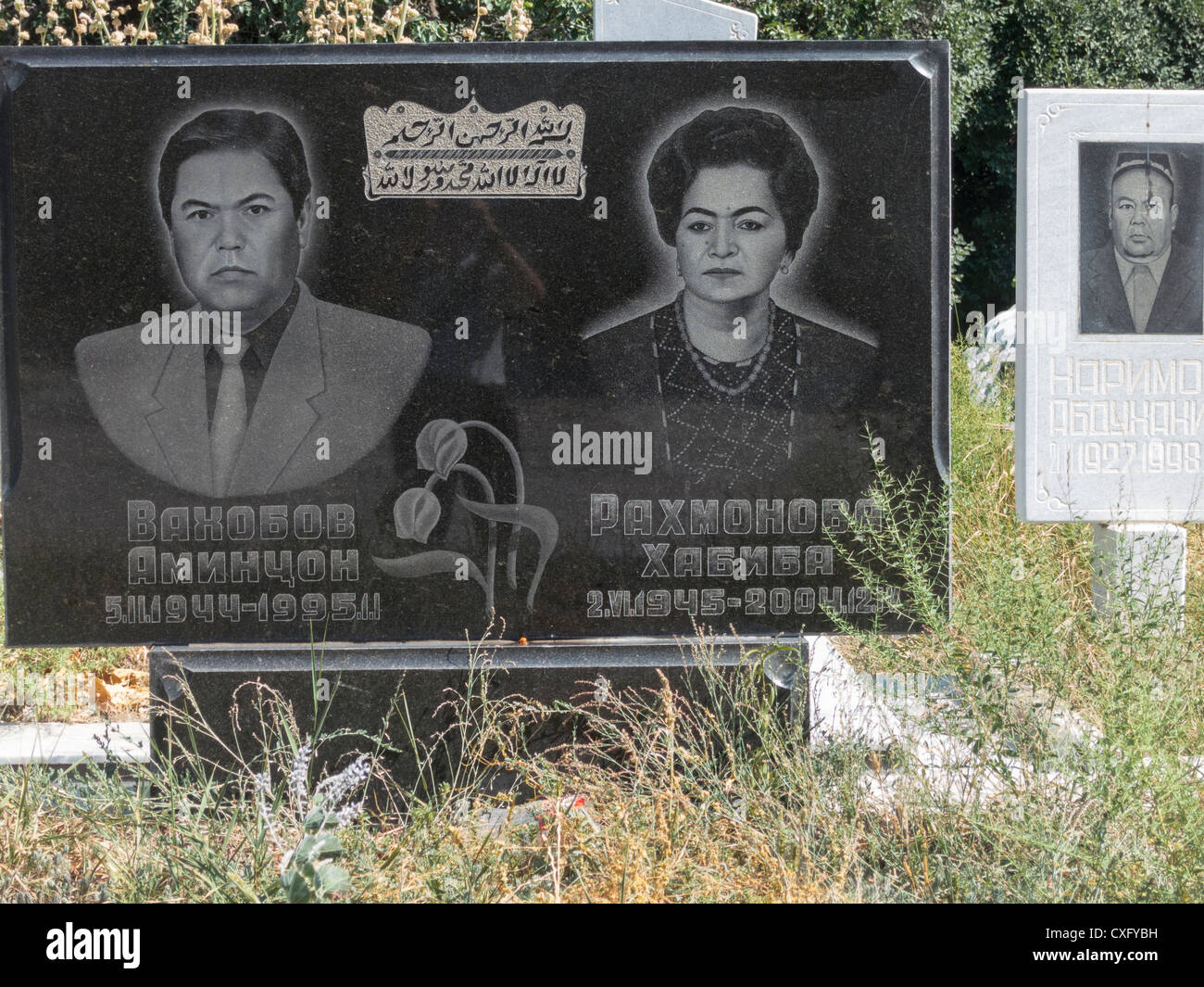 Lápida con reproducción fotográfica del difunto, Samarcanda, Uzbekistán Foto de stock