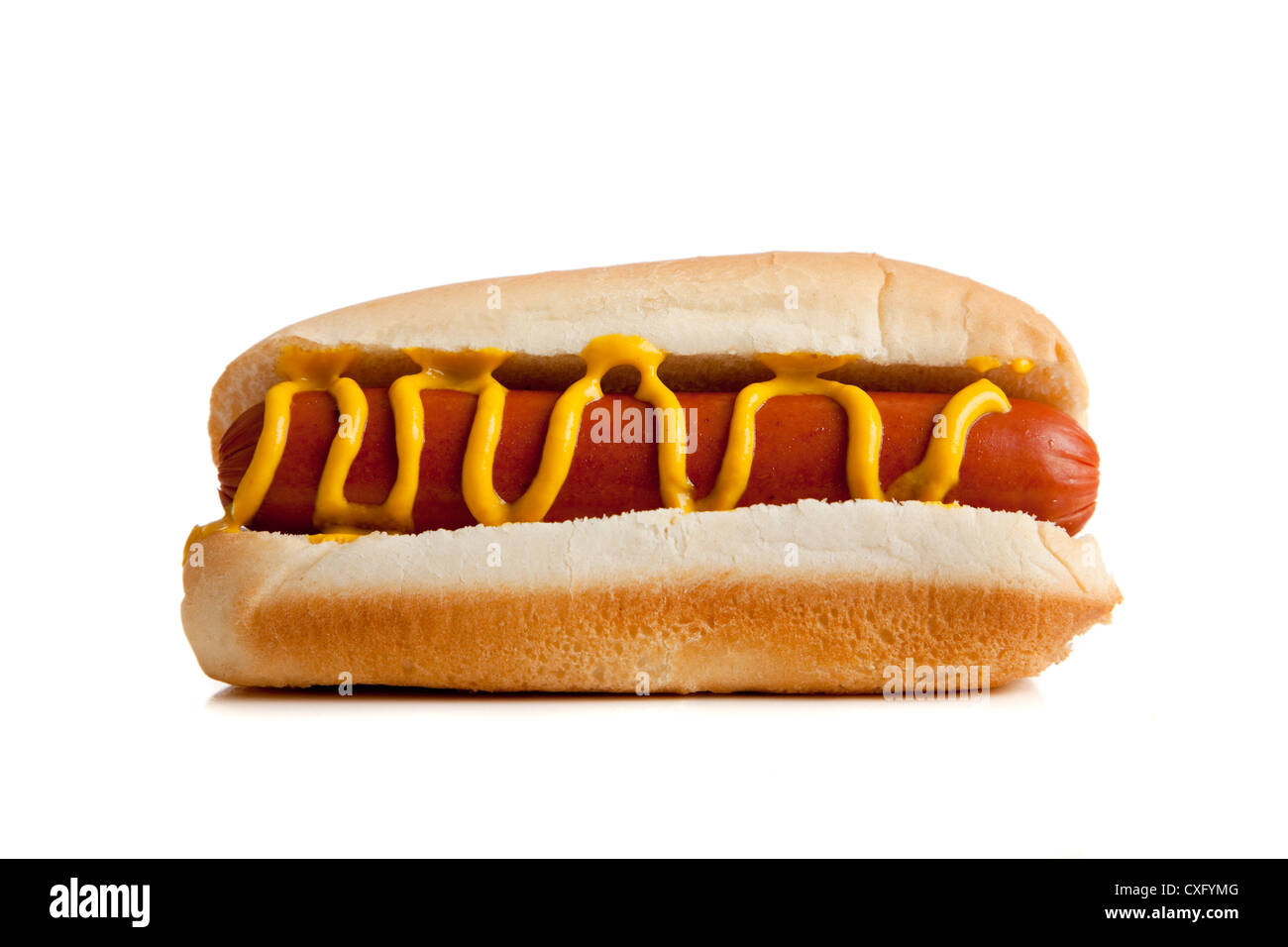 Hot Dog en un panecillo con mostaza Foto de stock