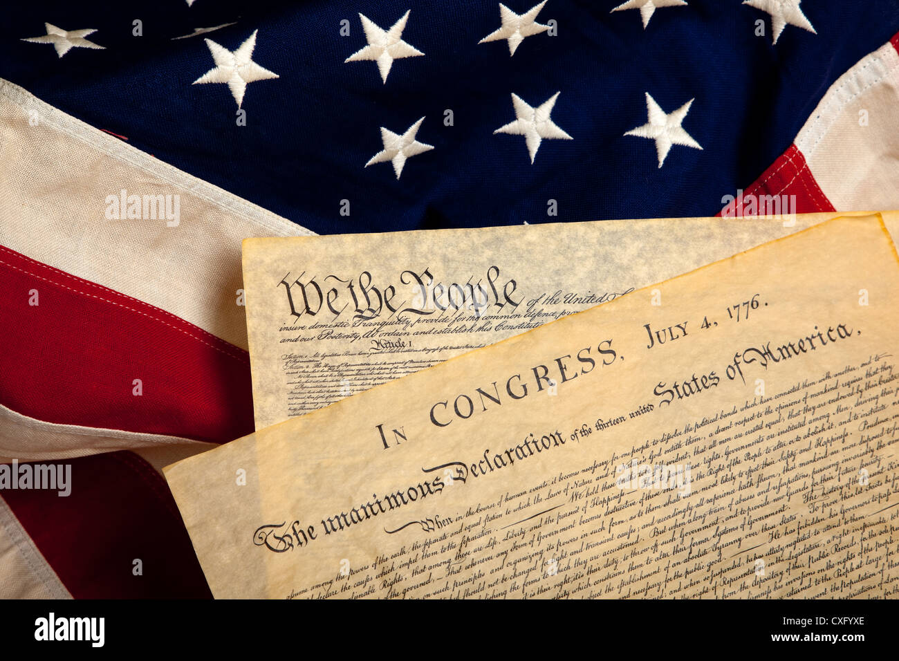 La Constitución y la Declaración de la independencia en una bandera americana Foto de stock