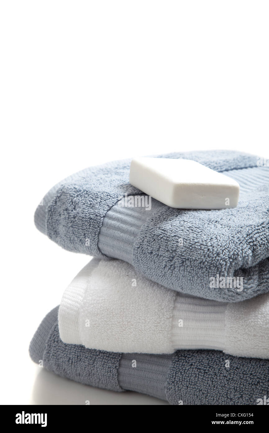 Pila de toallas con jabón. Foto de stock
