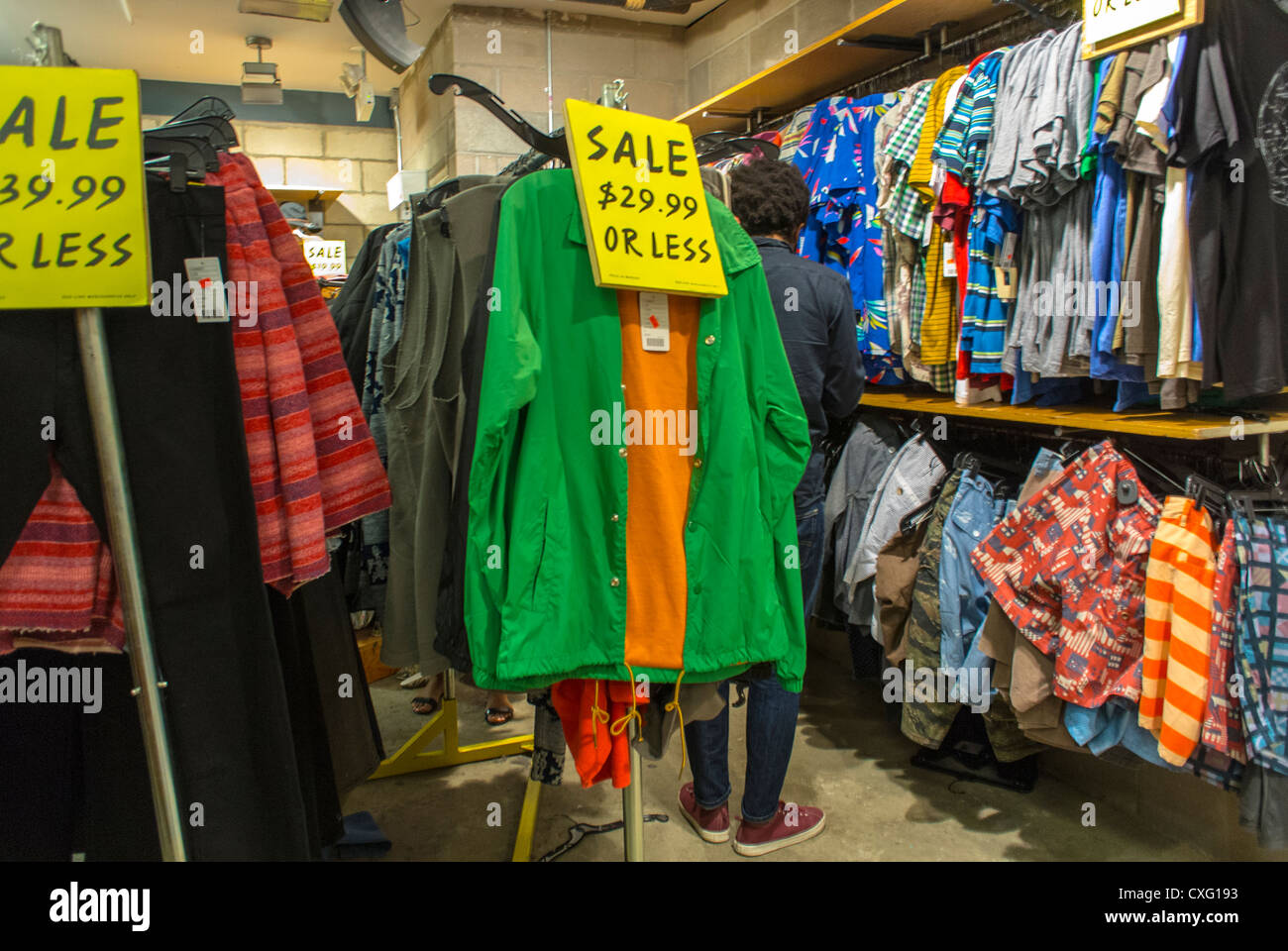 New York City, NY, EE.UU., tienda de ropa en el interior de las estanterías de  ropa en la exposición, 'Urban Outfitters' Brooklyn, tiendas de ropa  [EE.UU.] Fotografía de stock - Alamy