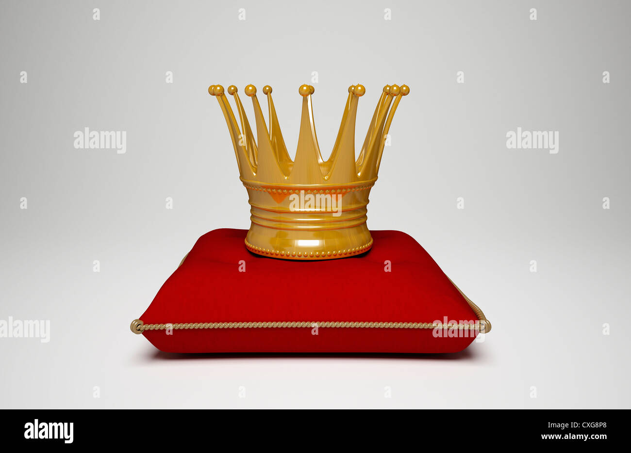 Corona de oro sobre el acolchado rojo Foto de stock