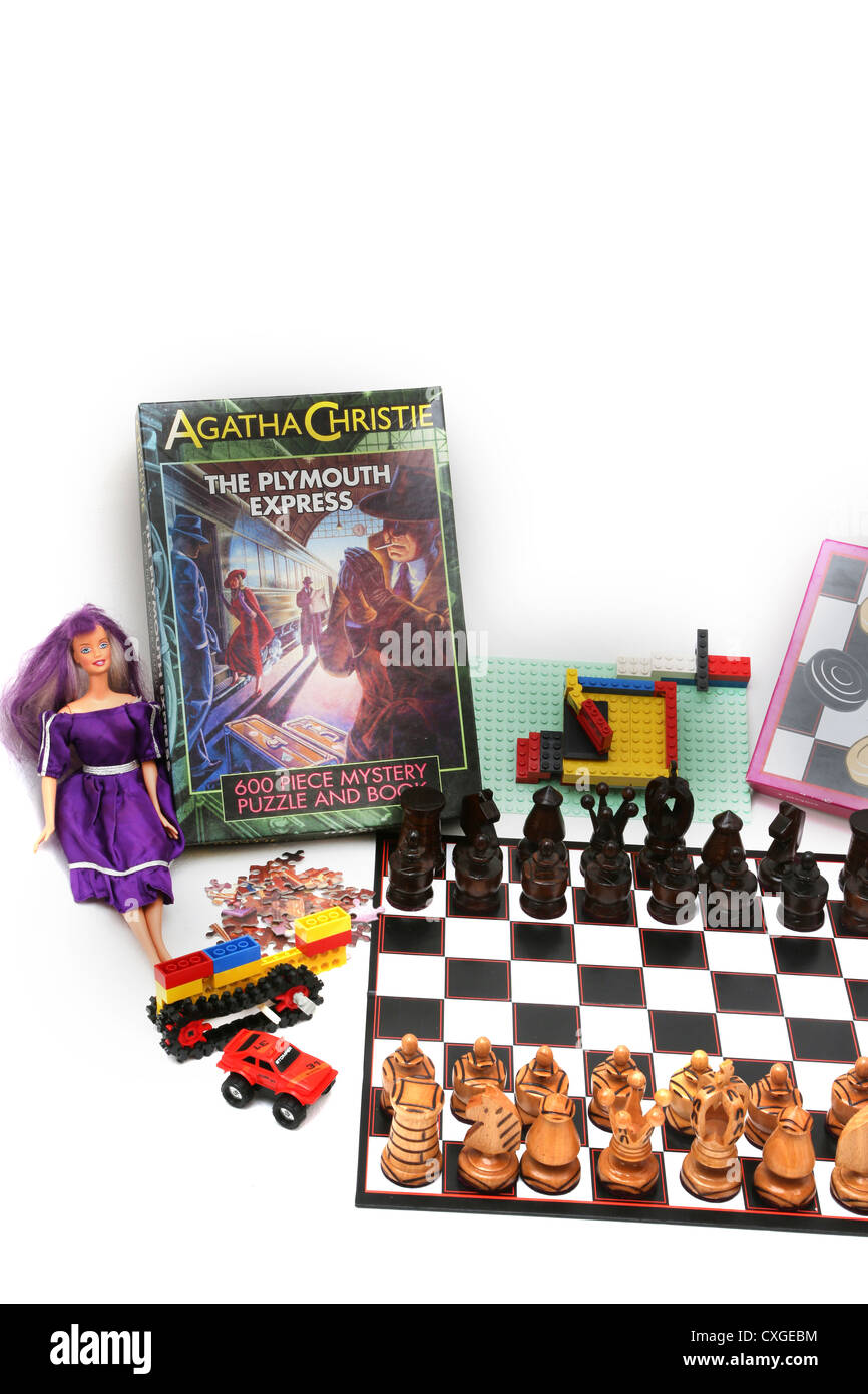 Una colección de juegos y juguetes - Barbie, borradores, coches de juguete  de madera, piezas de ajedrez, Lego y rompecabezas Fotografía de stock -  Alamy