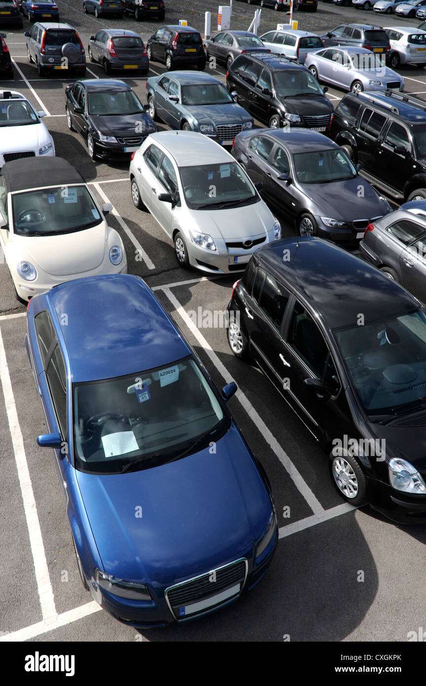 Una selección de derecho británico conducir los coches en el aparcamiento visto desde arriba. Foto de stock