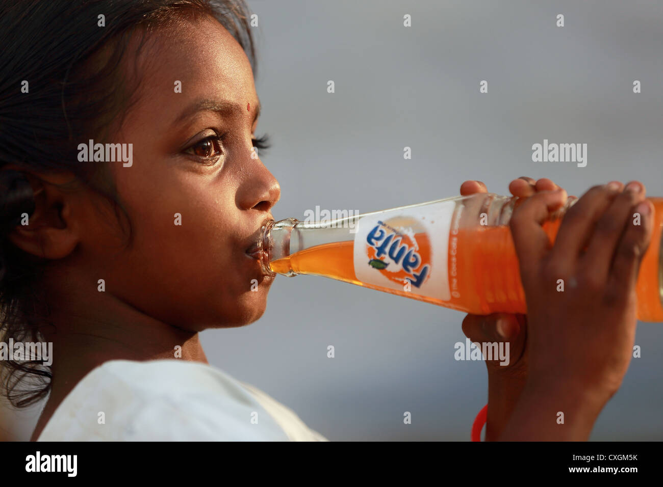 Niña de la escuela india de beber un refresco Fanta Andhra Pradesh en