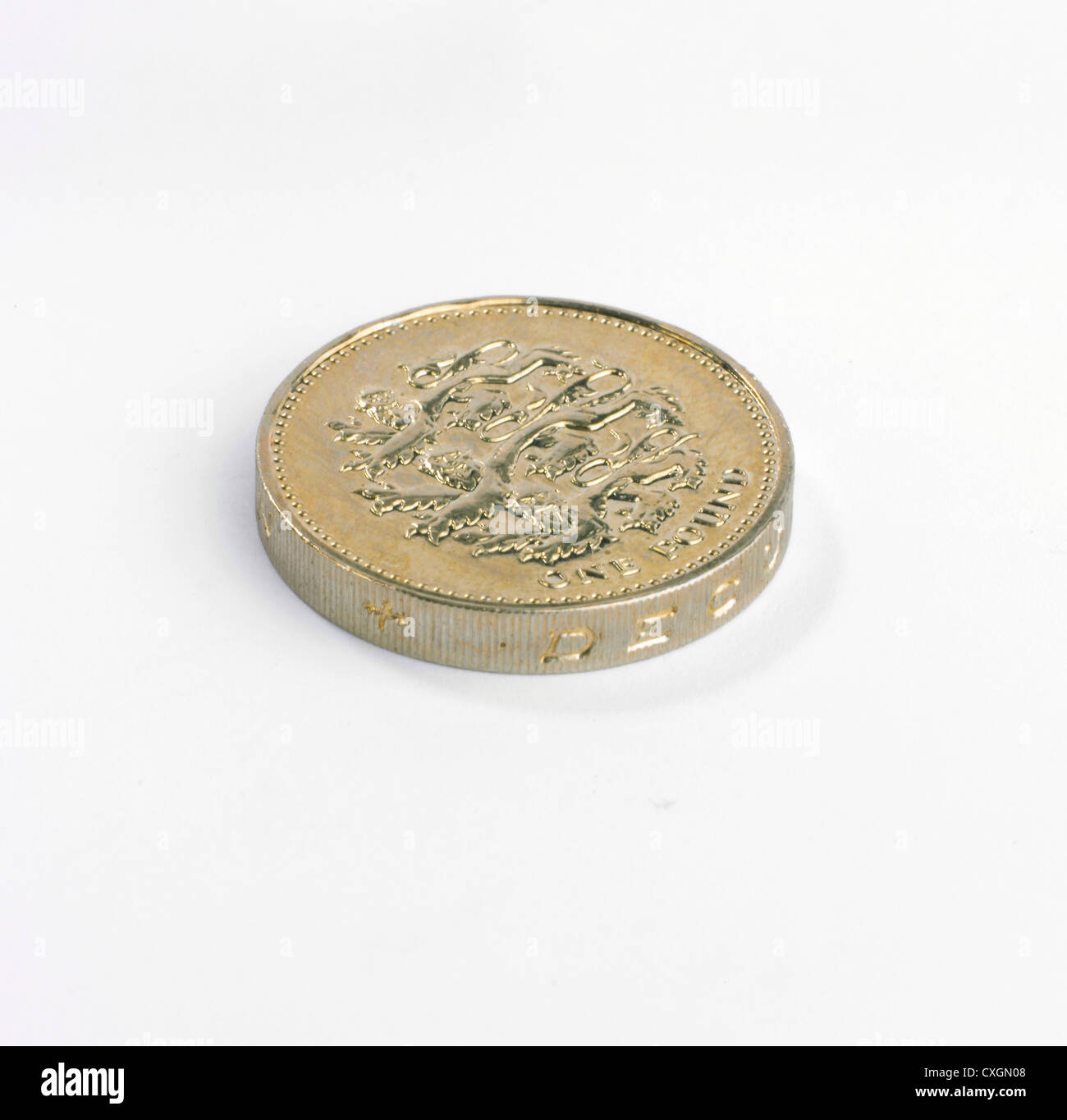 Una moneda de una libra británica acostada sobre fondo blanco. Foto de stock